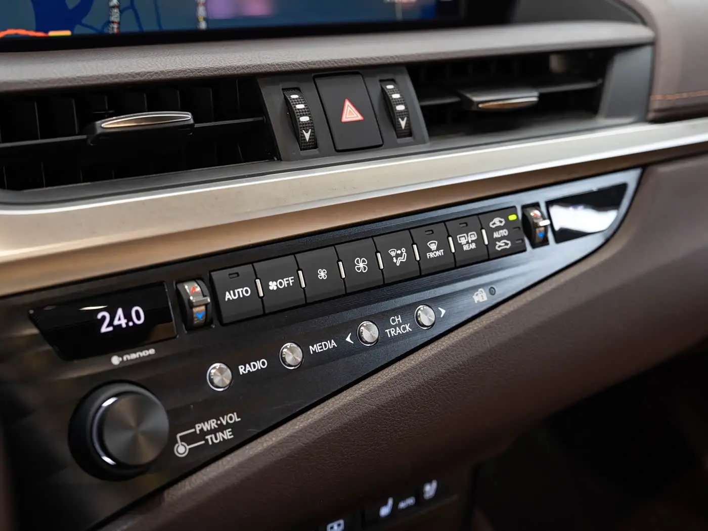Lexus ES 2020 — Photo 17/20