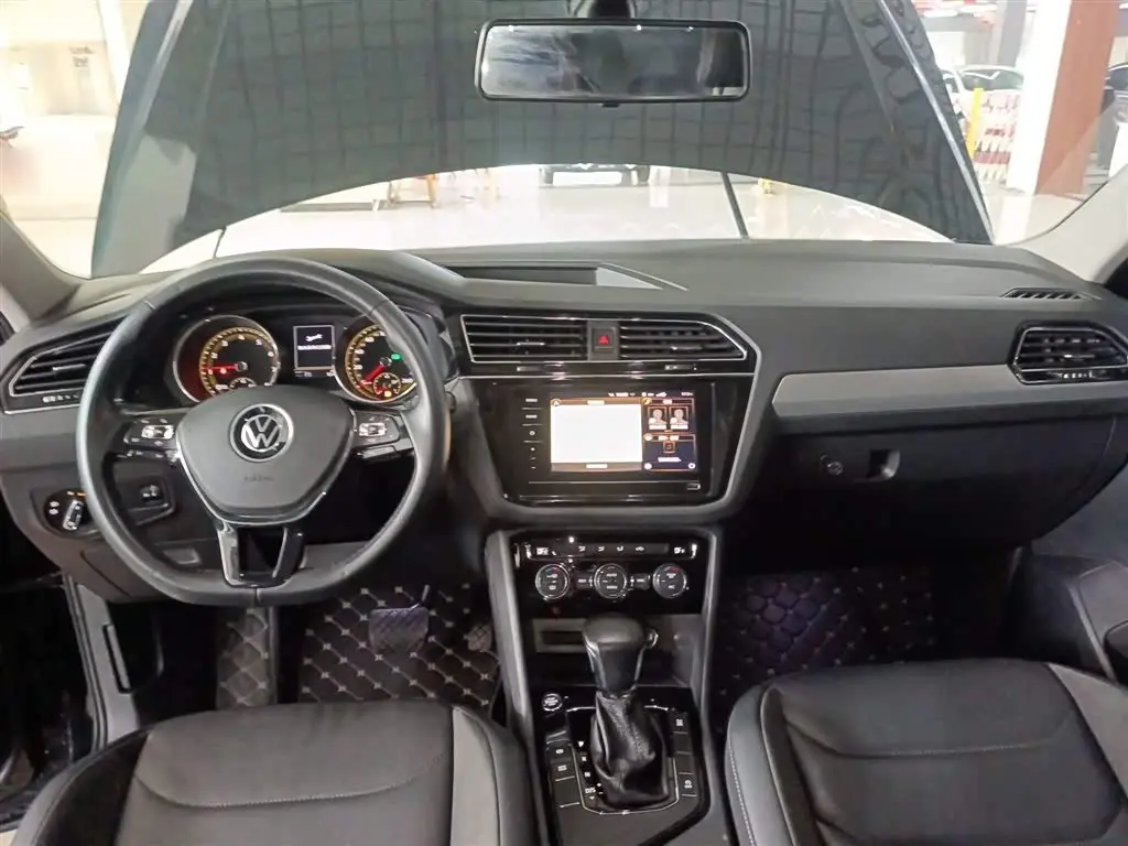 Volkswagen Tiguan L 2021 — Photo 10/20