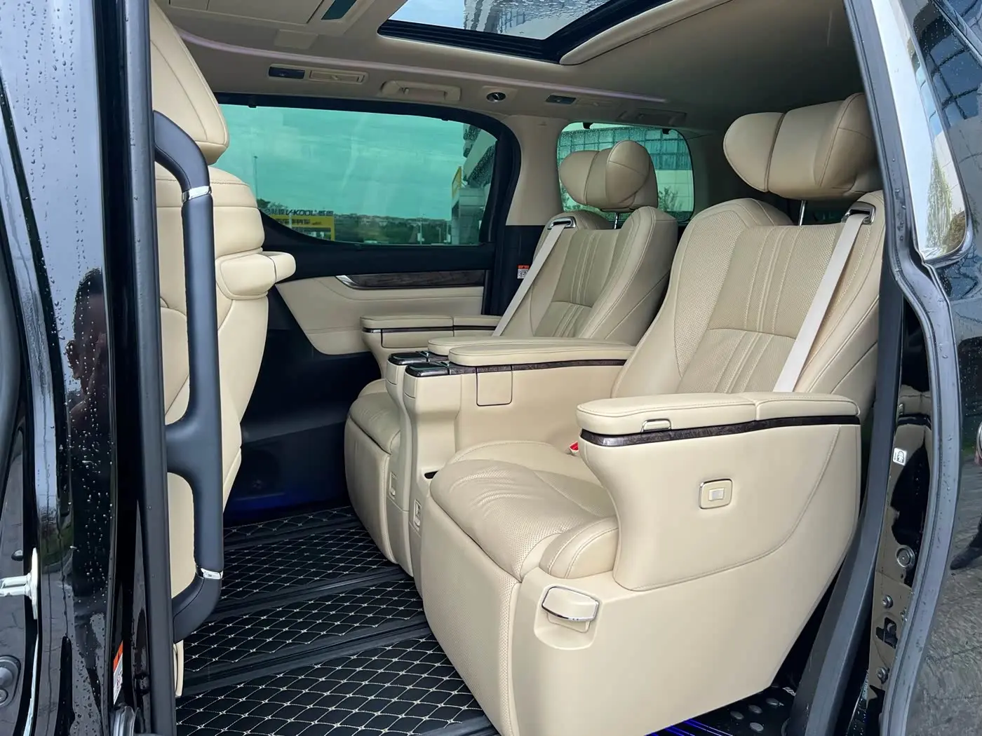 Toyota Alphard 2023 — Photo 12/12