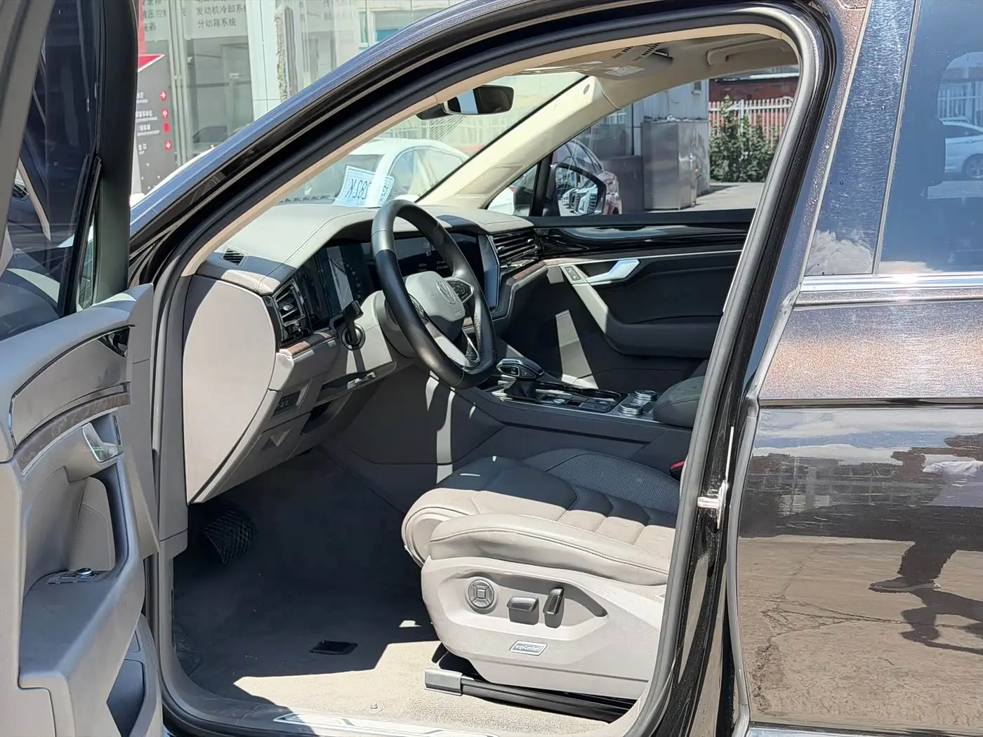 Volkswagen Touareg 2023 — Photo 4/14