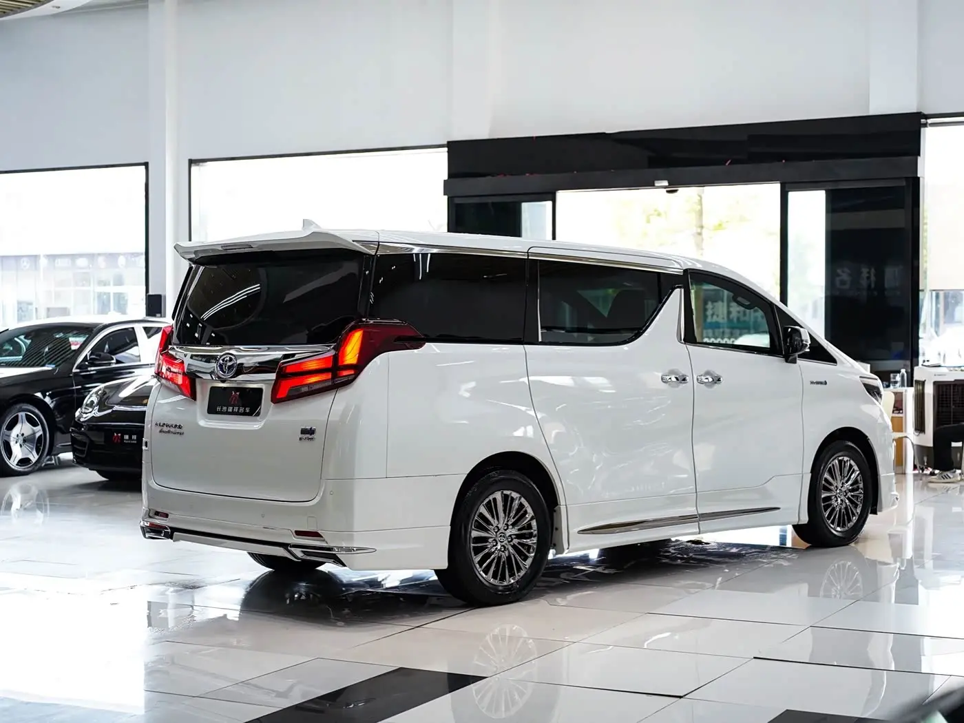 Toyota Alphard 2021 — Photo 17/19
