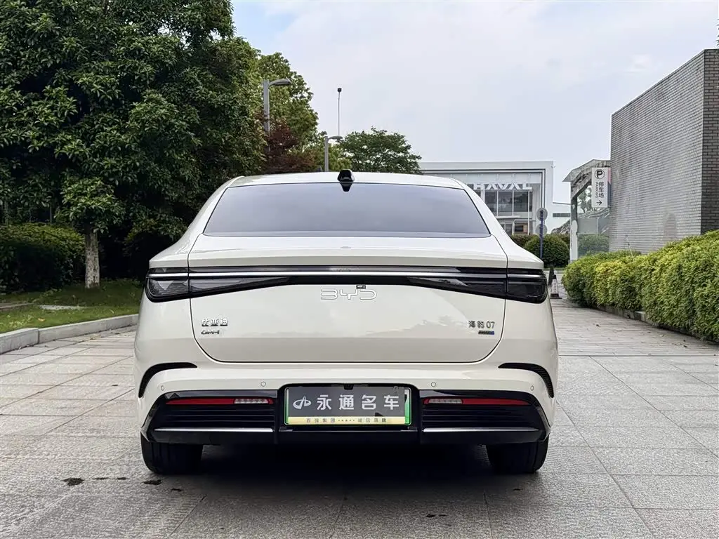 BYD Seal 07 DM-i 2025 — Photo 12/15