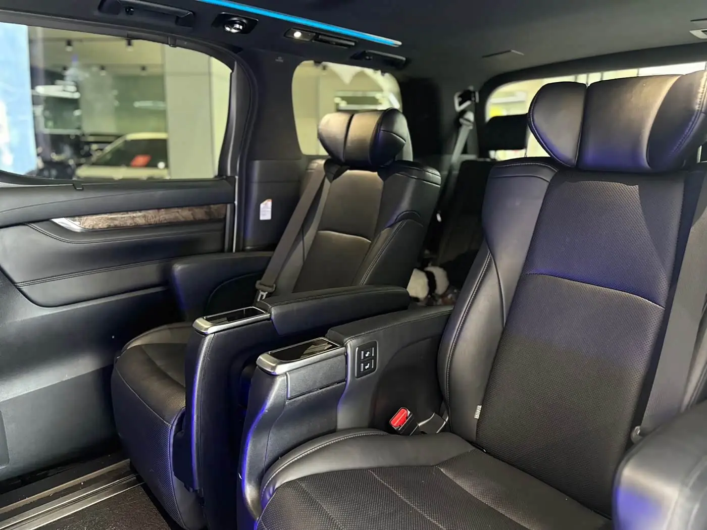 Toyota Alphard 2018 — Photo 5/13