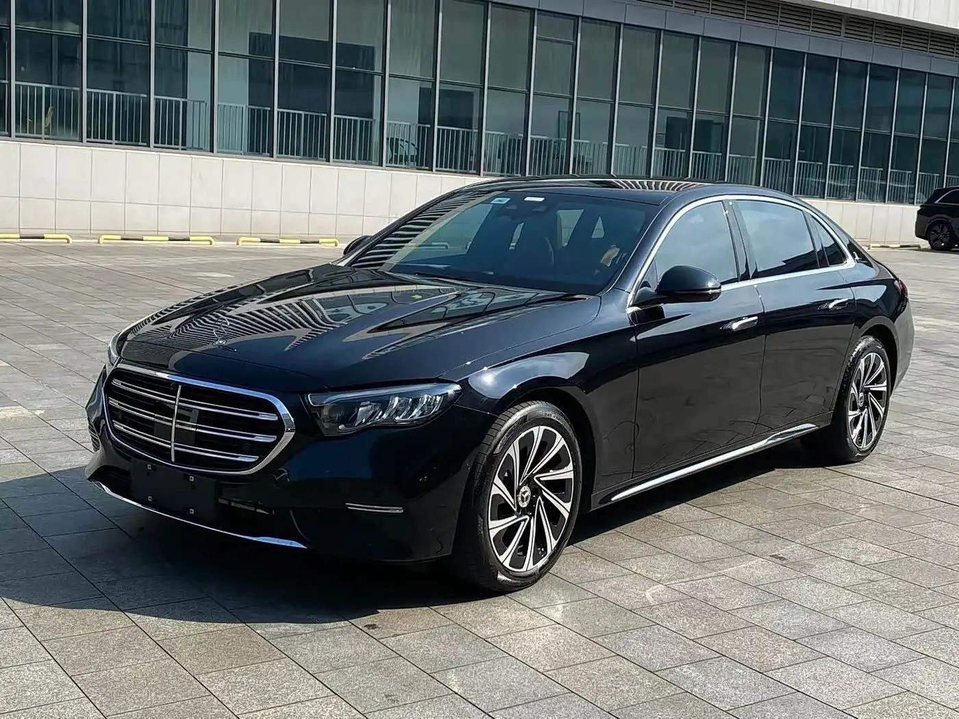 Mercedes-Benz E-Class 2025 — Photo 1/9