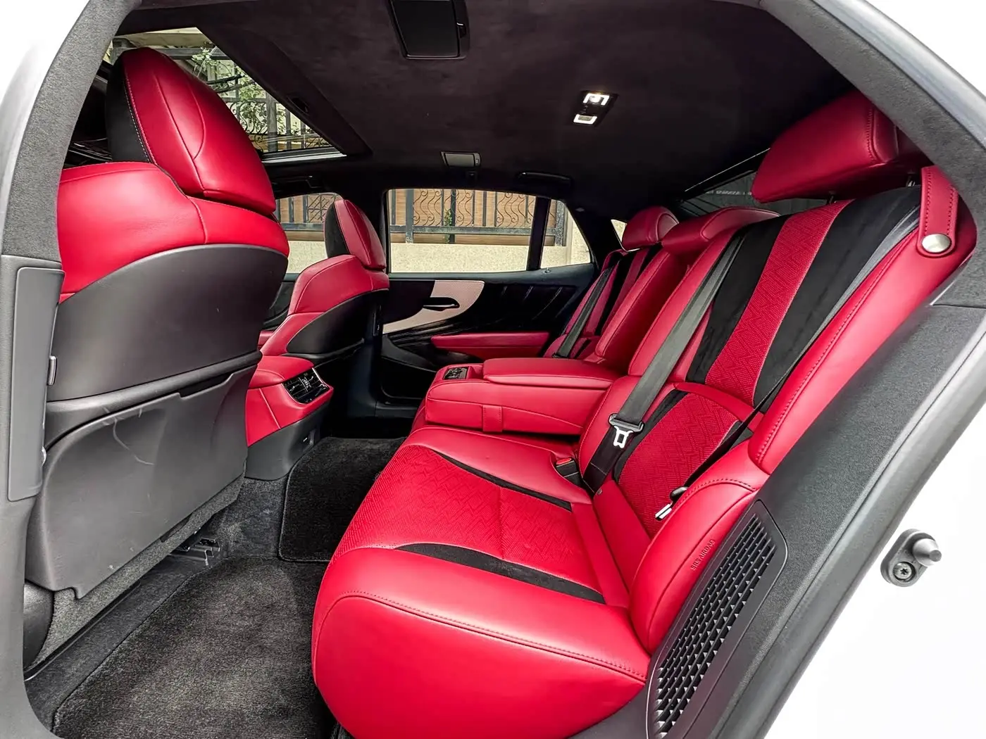 Lexus LS 2020 — Photo 17/19