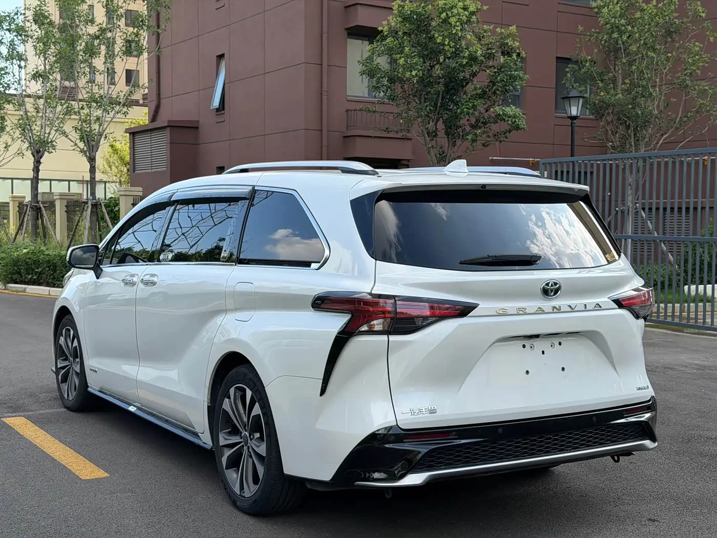 Toyota Granvia 2023 — Photo 7/9