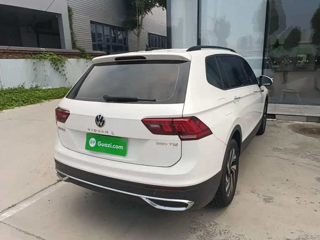 Volkswagen Tiguan L 2022 — Photo 7/20
