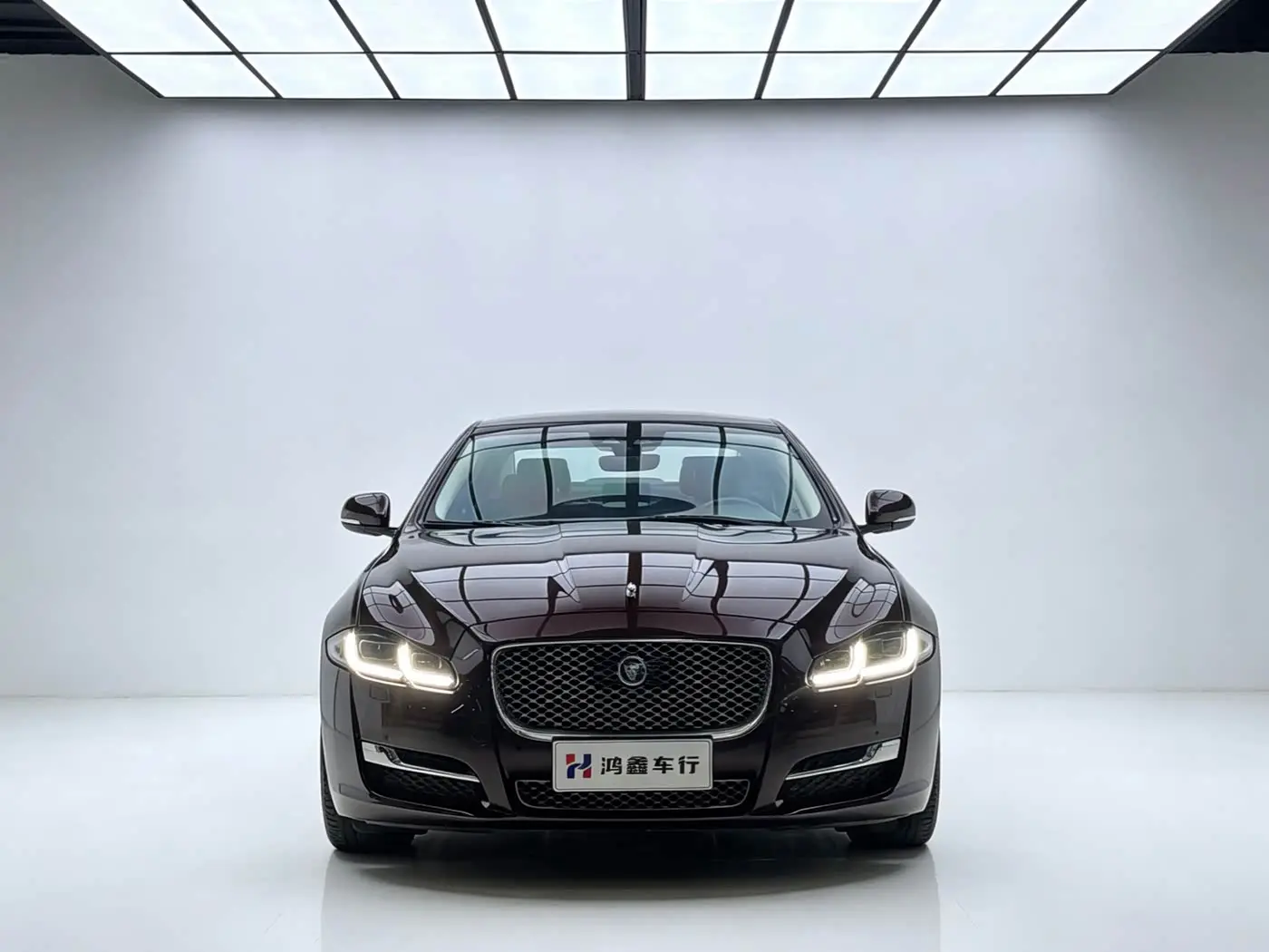 Jaguar XJ 2018 — Фото 2/17