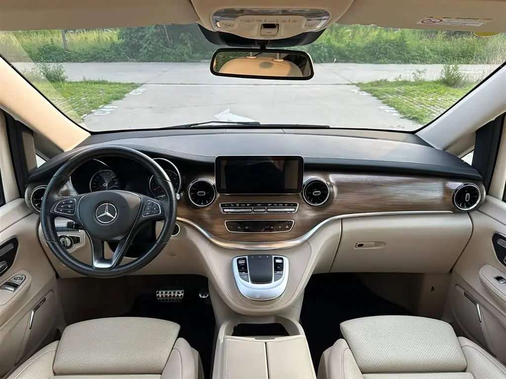 Mercedes-Benz V-Class 2023 — Photo 11/20