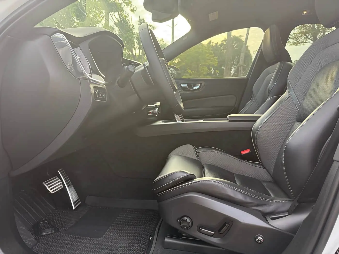 Volvo XC60 Plug-in Hybrid 2020 — Фото 10/20