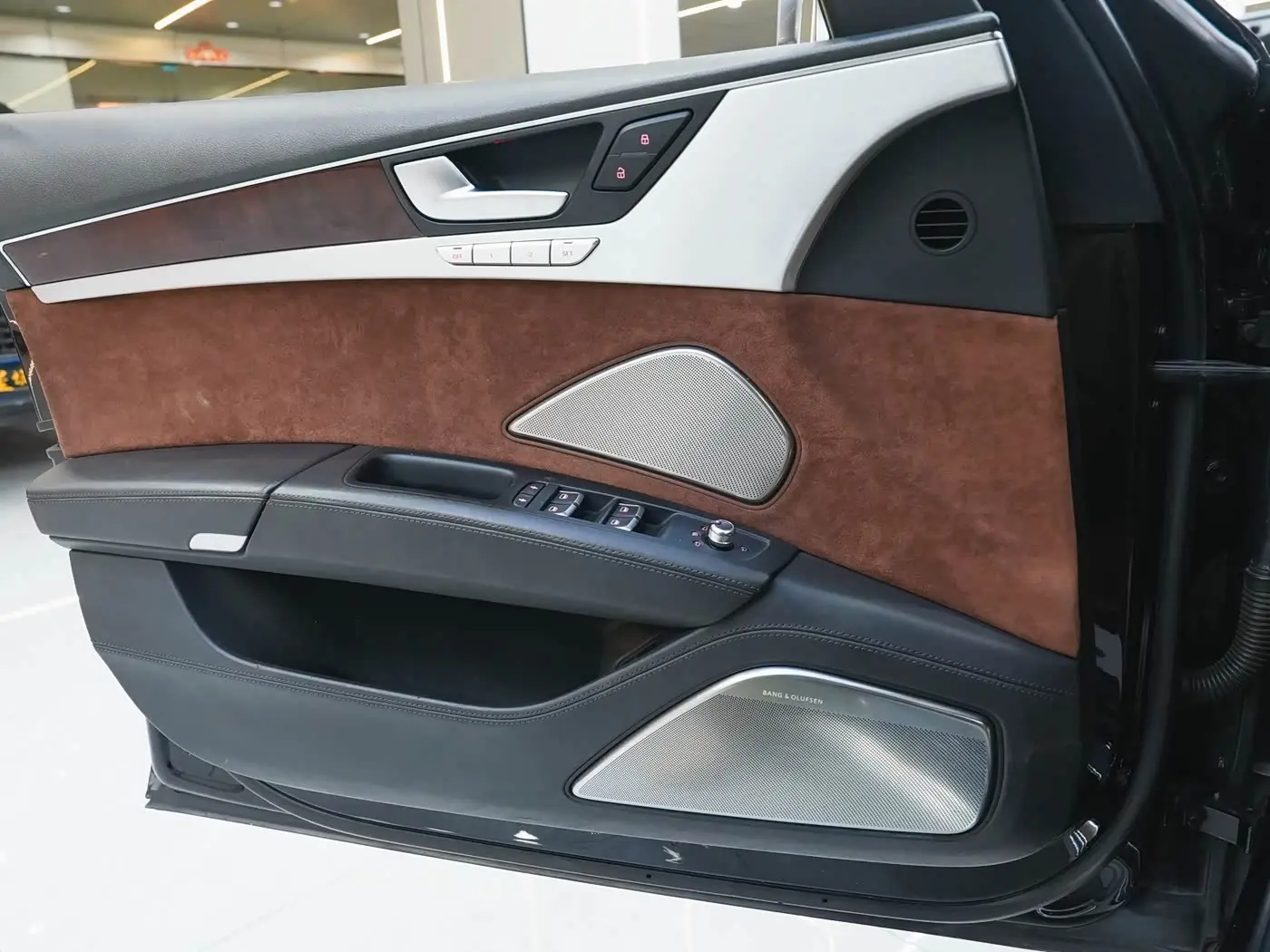 Audi A8 2012 — Şəkil 13/20