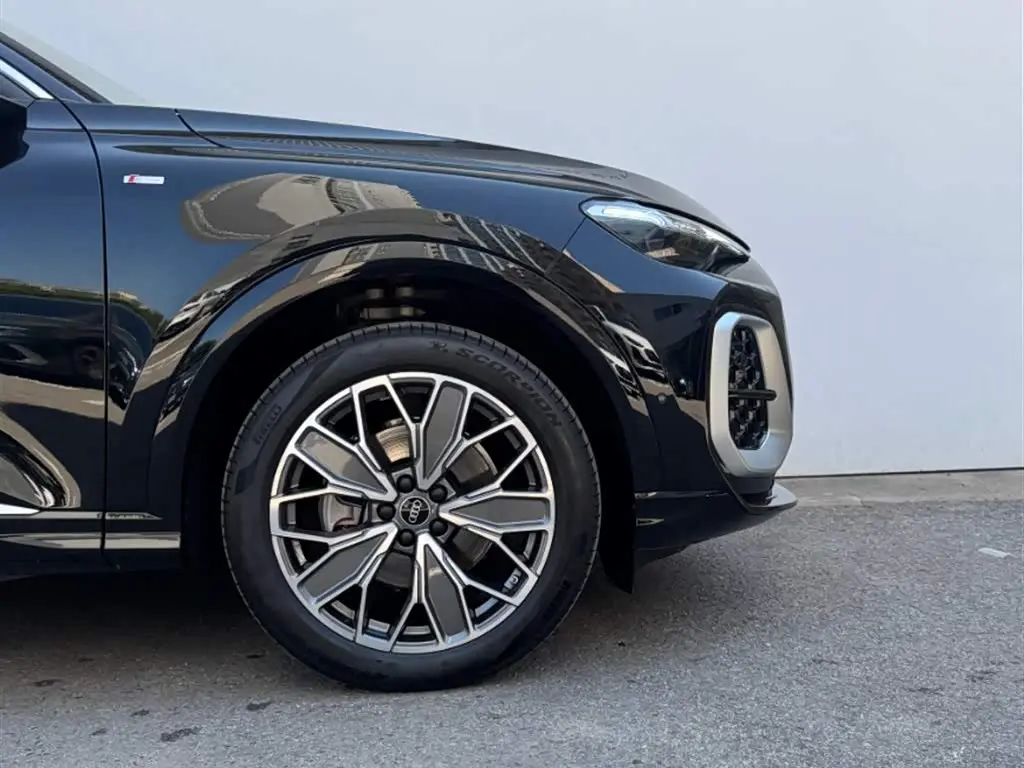 Audi Q5L 2025 — Photo 5/20