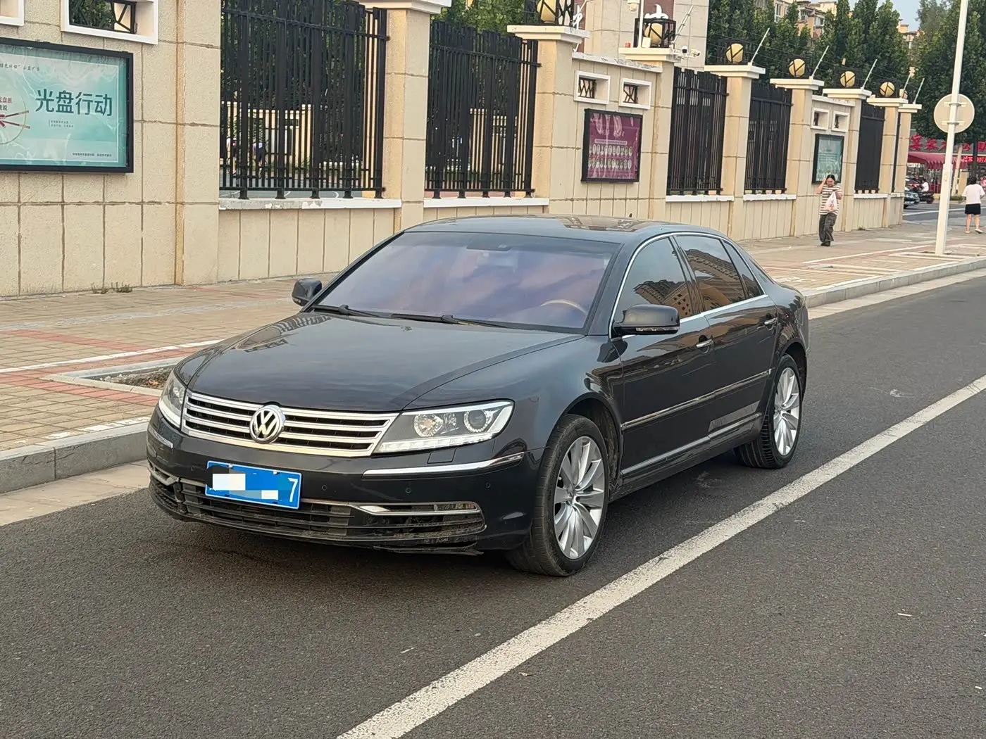 Volkswagen Phaeton 2012 — Photo 1/15