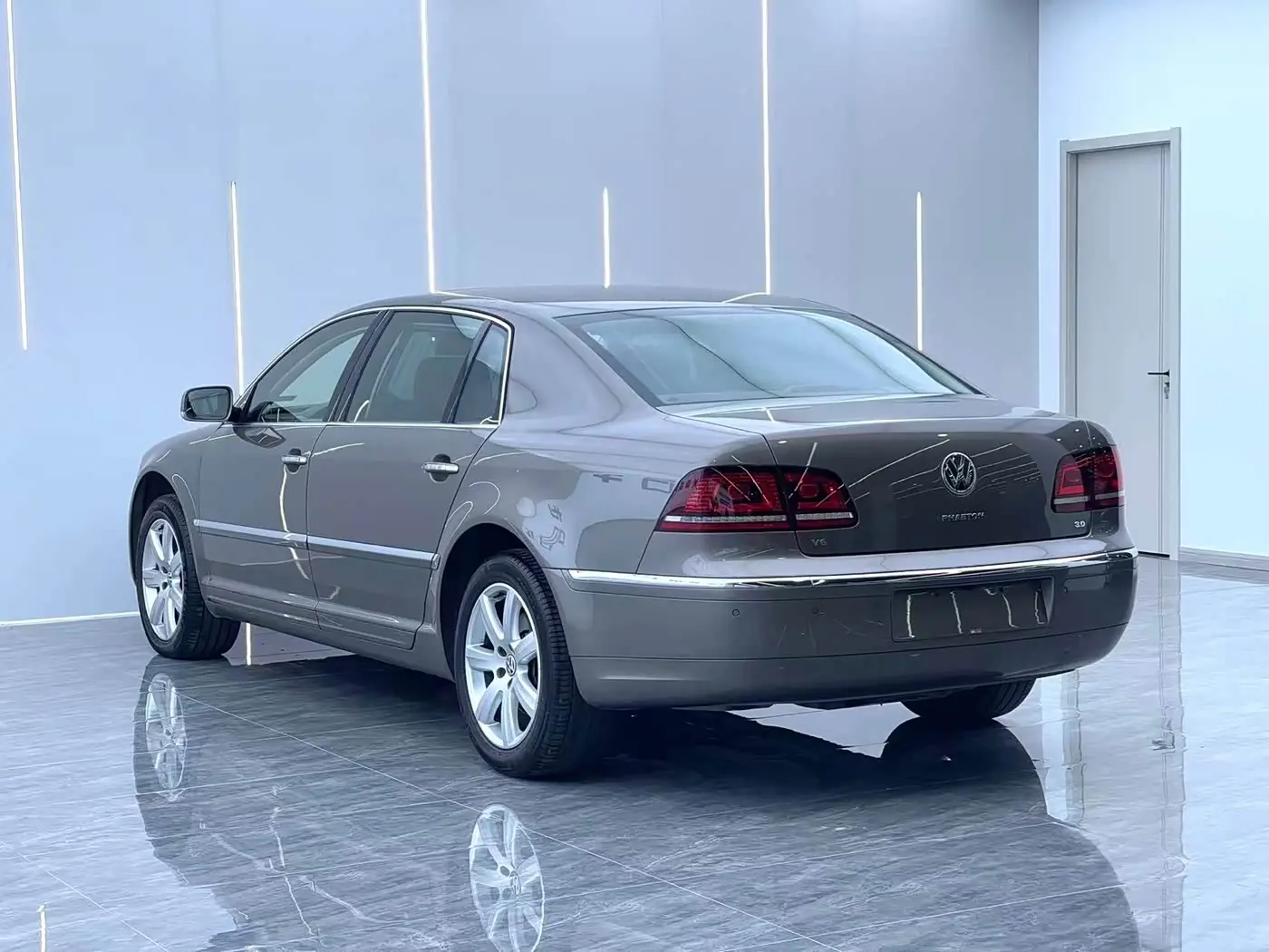 Volkswagen Phaeton 2017 — Şəkil 15/15