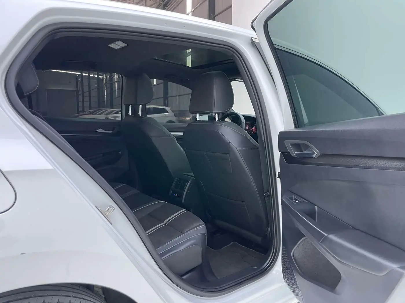 Volkswagen Golf 2023 — Şəkil 18/20