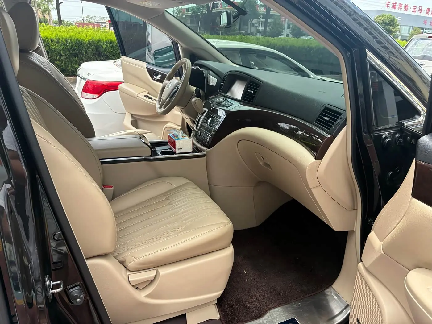 Nissan Quest 2015 — Фото 10/12