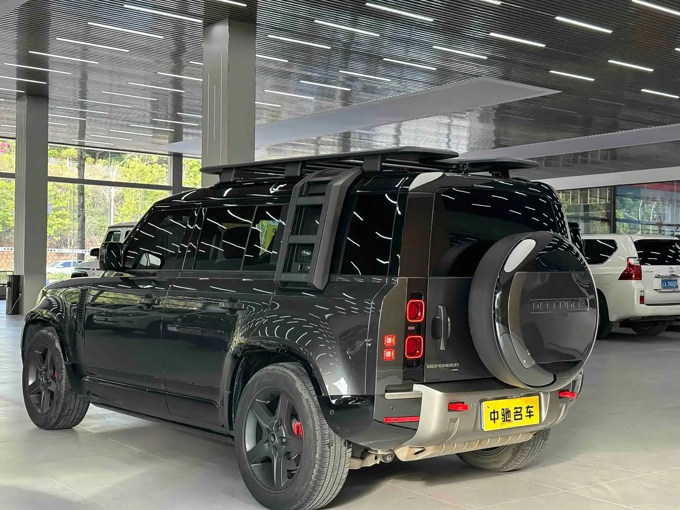 Land Rover Defender 2023 — Photo 8/12