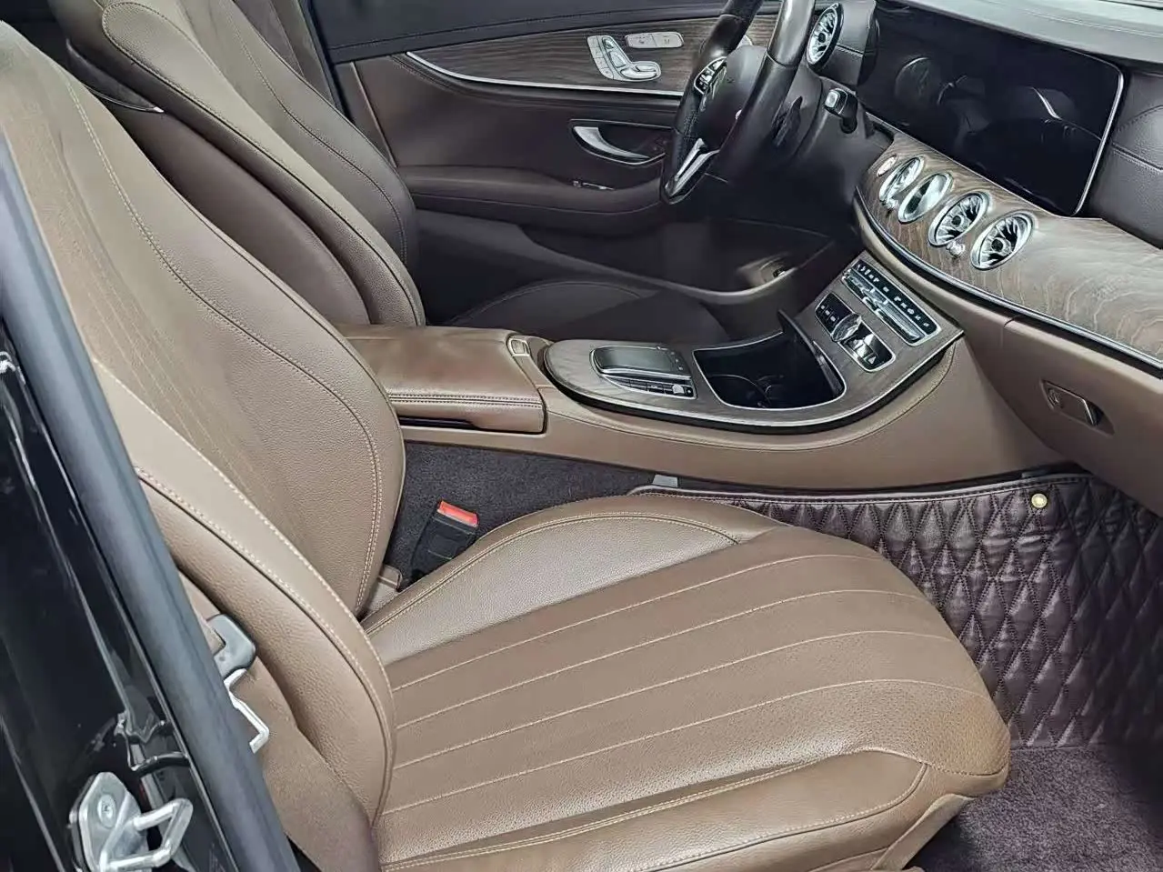 Mercedes-Benz E-Class 2019 — Photo 13/19