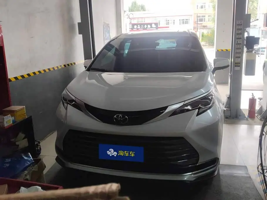 Toyota Sienna 2026 — Photo 2/16