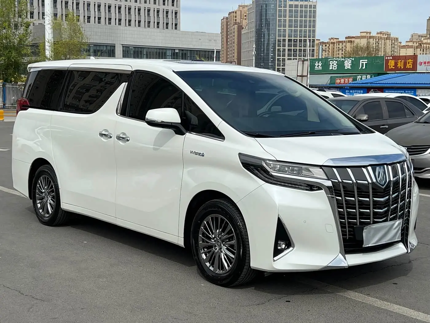Toyota Alphard 2024 — Photo 3/10