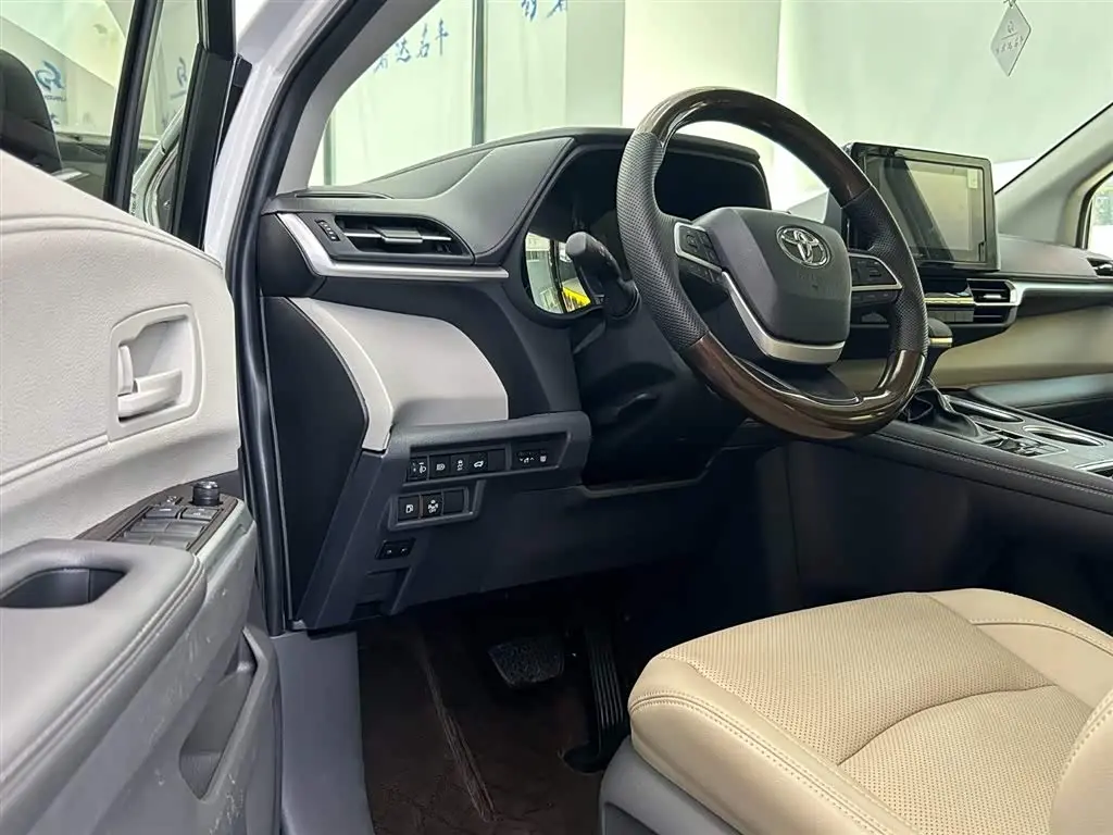 Toyota Sienna 2024 — Photo 5/14