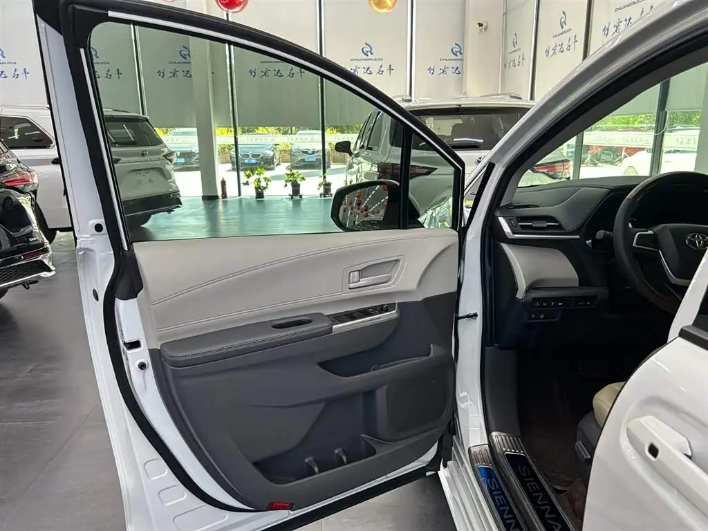 Toyota Sienna 2024 — Photo 4/14
