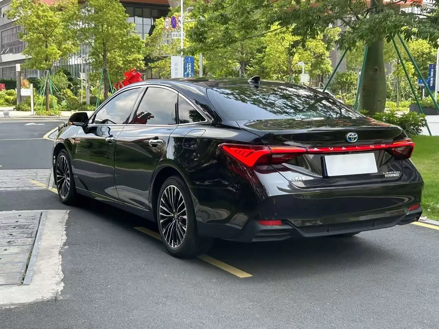 Toyota Avalon 2019 — Фото 3/9