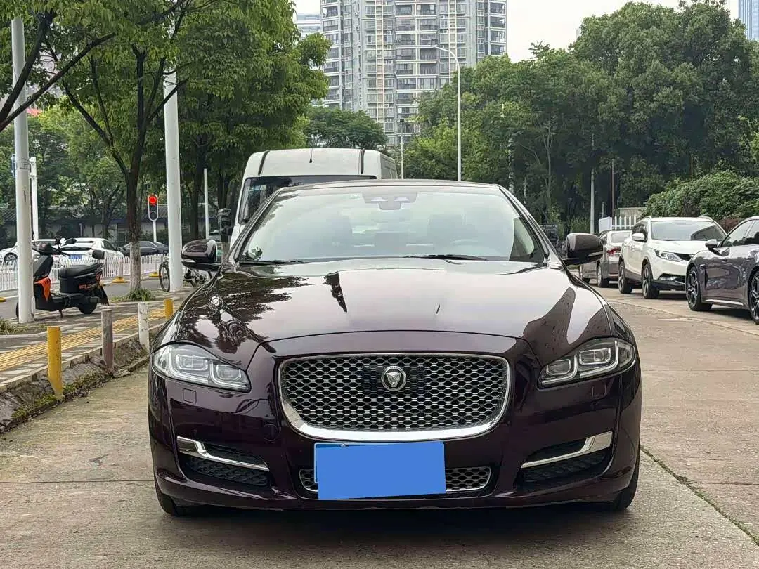 Jaguar XJ 2018 — Photo 2/16