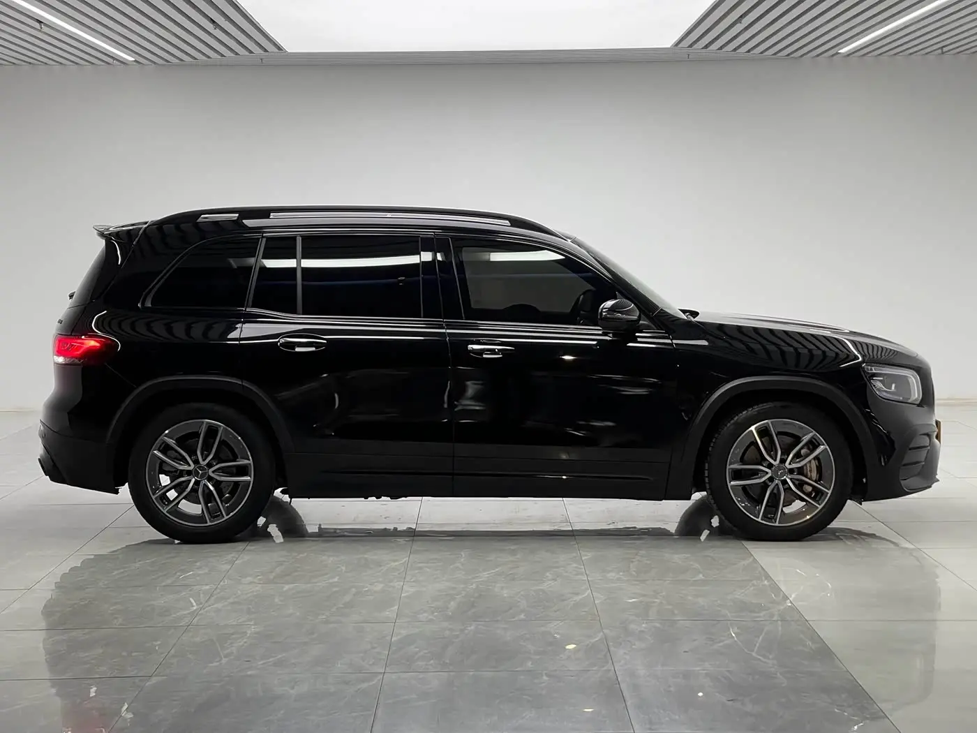 Mercedes-Benz GLB AMG 2022 — Photo 8/20