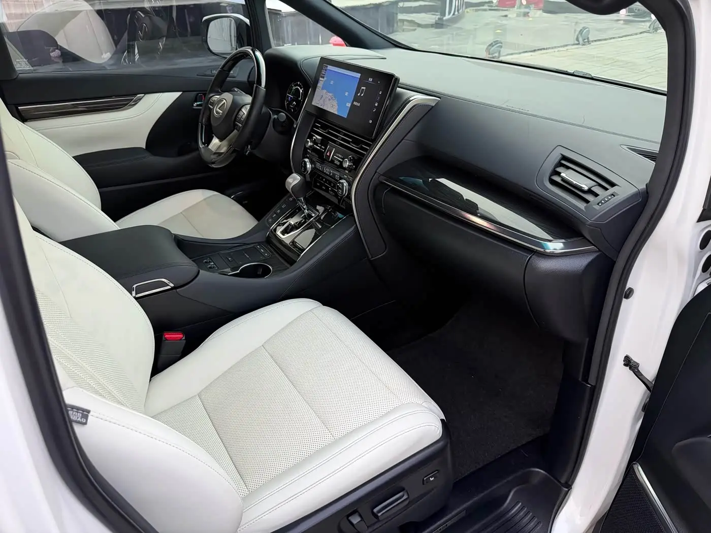 Lexus LM 2022 — Photo 14/19