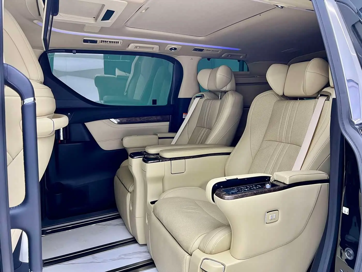 Toyota Alphard 2023 — Фото 19/20