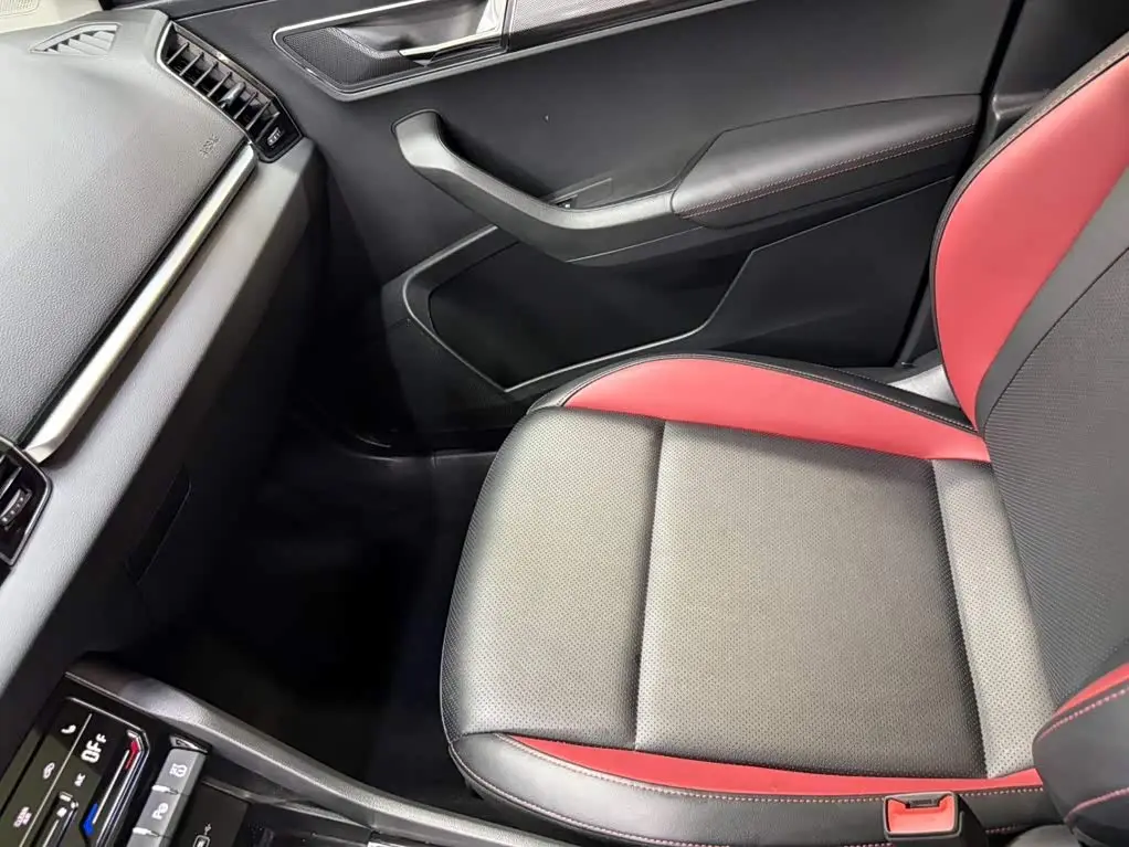 Škoda Karoq 2023 — Photo 13/20