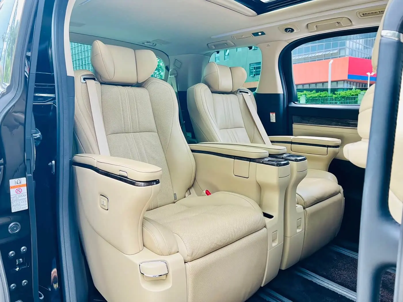 Toyota Alphard 2022 — Photo 9/10