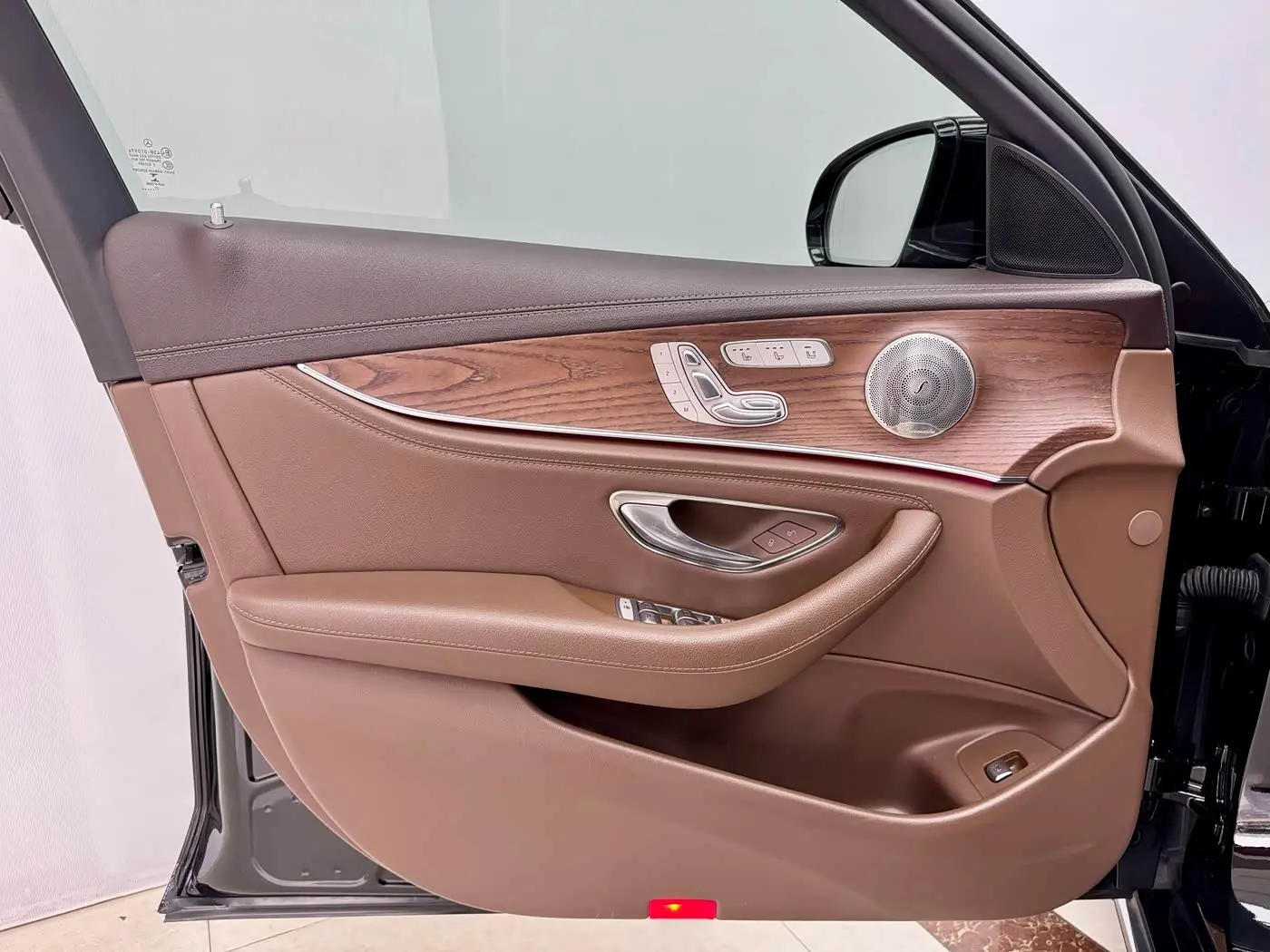 Mercedes-Benz E-Class 2022 — Photo 8/20