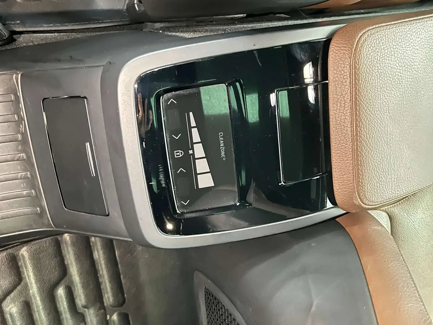 Volvo S90 Plug-in Hybrid 2021 — Photo 12/20