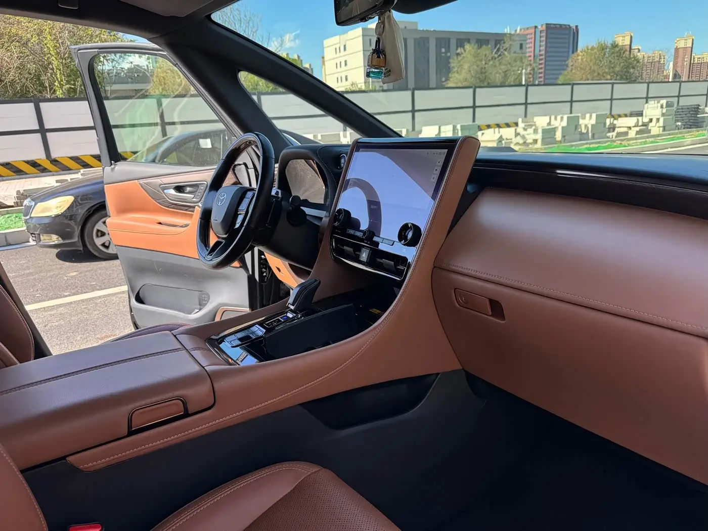 Toyota Alphard 2023 — Photo 17/20