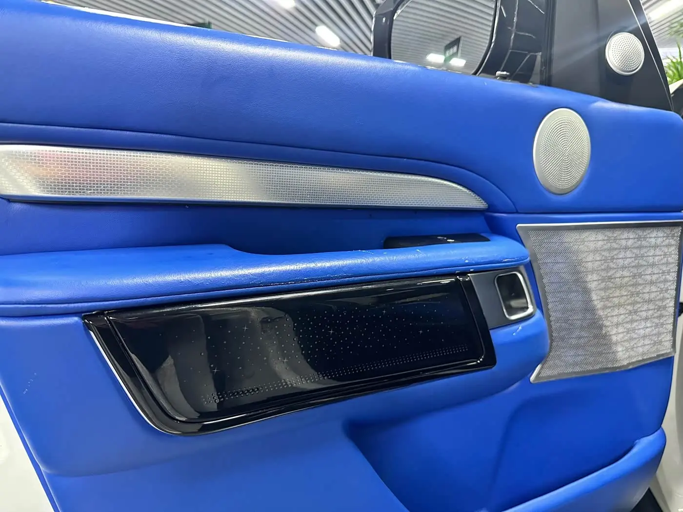 Land Rover Discovery 2020 — Photo 15/17