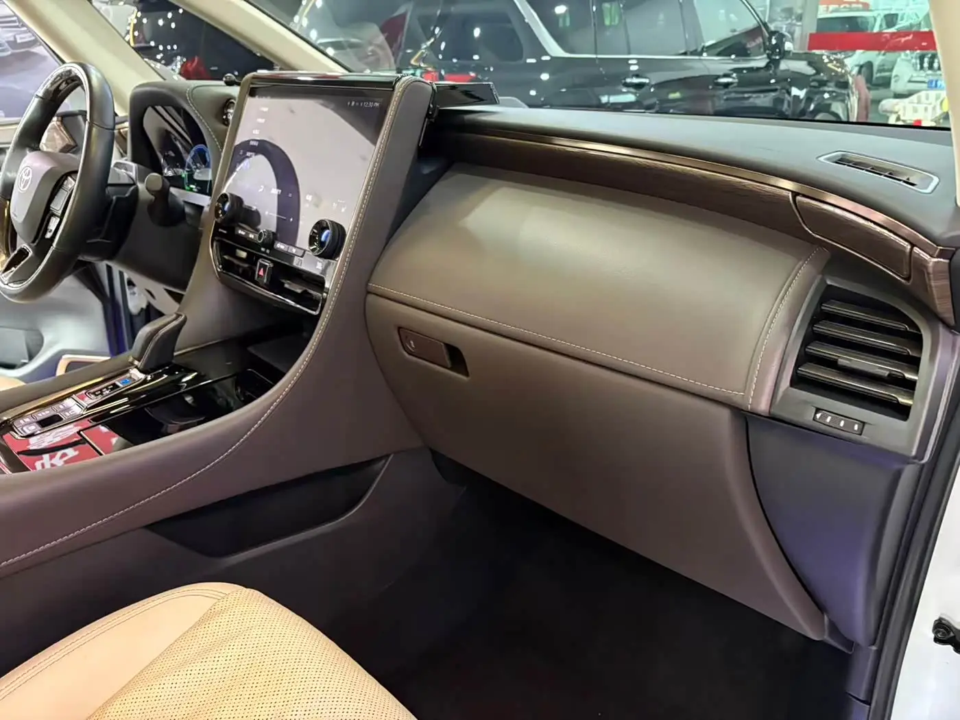 Toyota Alphard 2023 — Şəkil 16/18