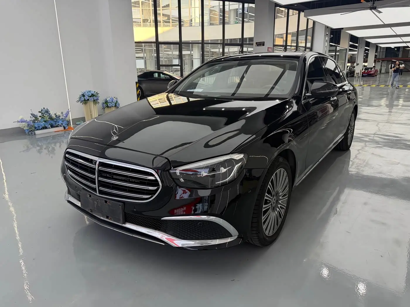 Mercedes-Benz E-Class 2022 — Photo 1/18
