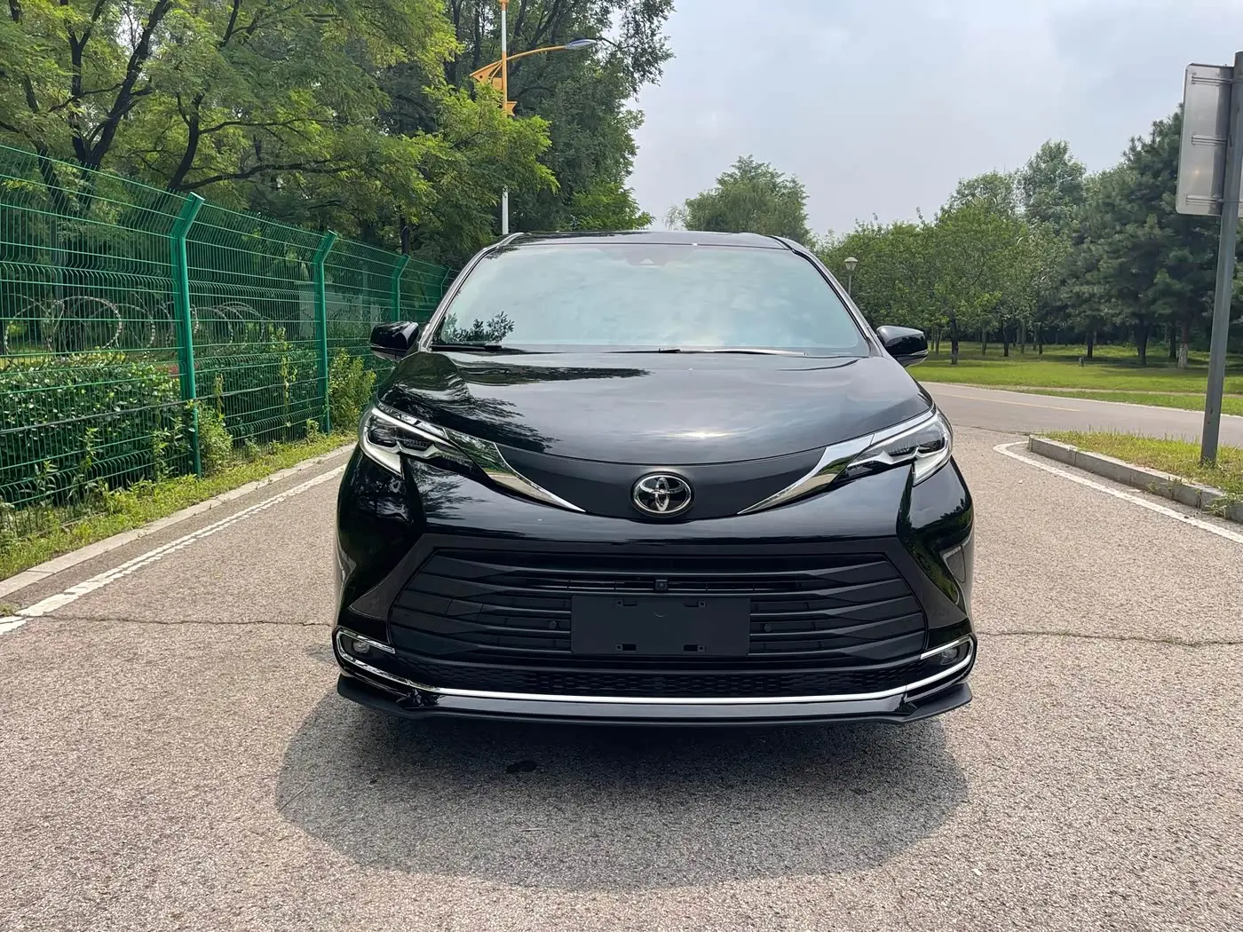 Toyota Sienna 2026 — Photo 2/18
