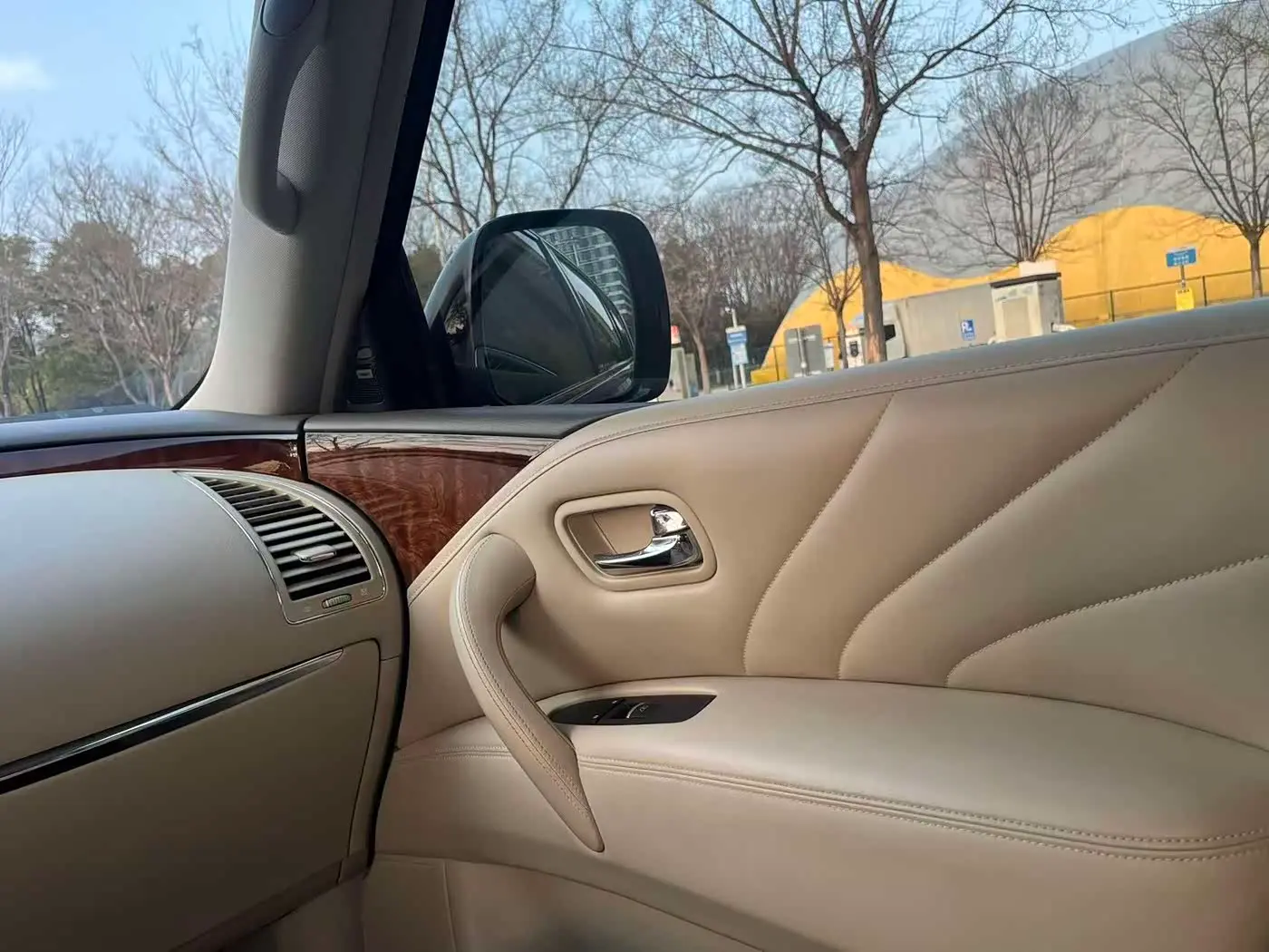 Infiniti QX80 2018 — ფოტო 13/20
