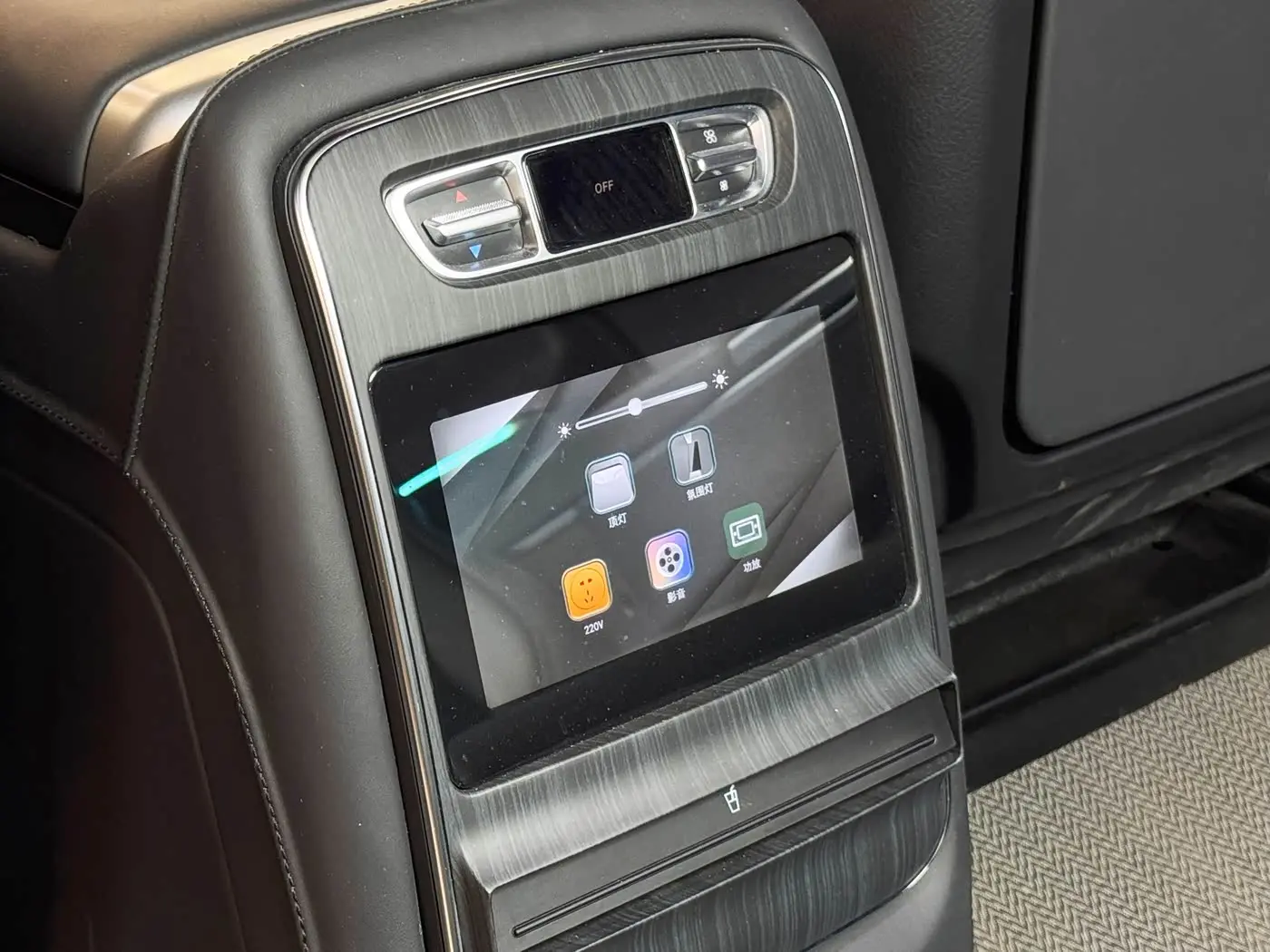 Mercedes-Benz V-Class 2022 — Photo 11/14