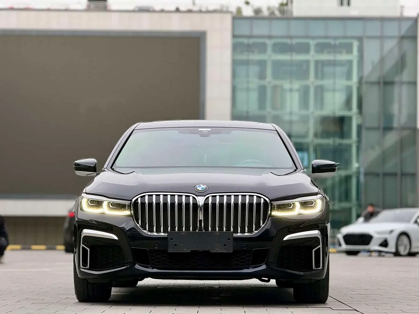 BMW 7 Series 2021 — ფოტო 2/7