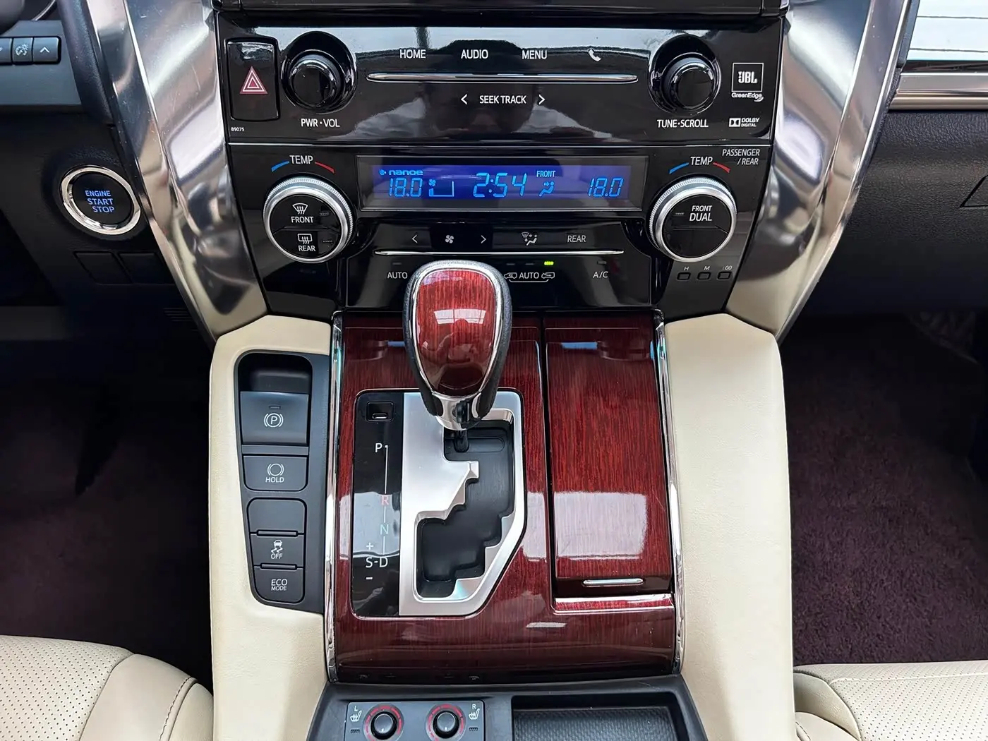 Toyota Alphard 2018 — Photo 18/20