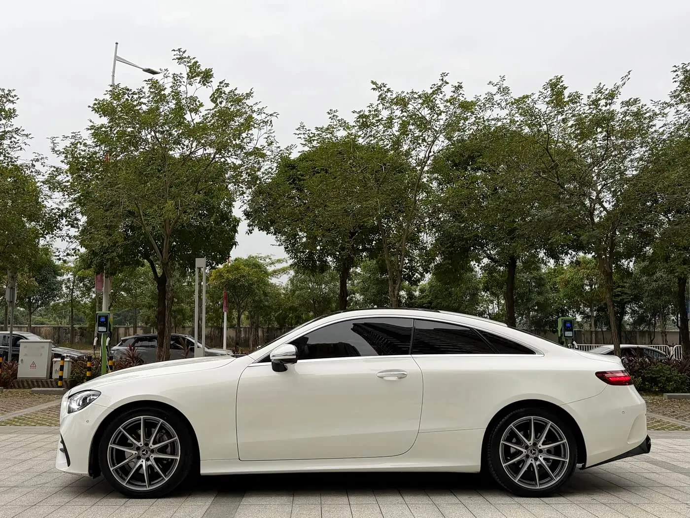 Mercedes-Benz E-Class 2023 — Photo 11/11