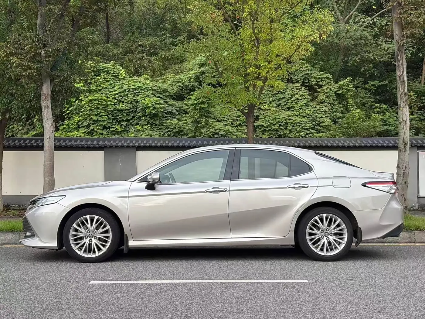 Toyota Camry 2020 — Фото 2/12