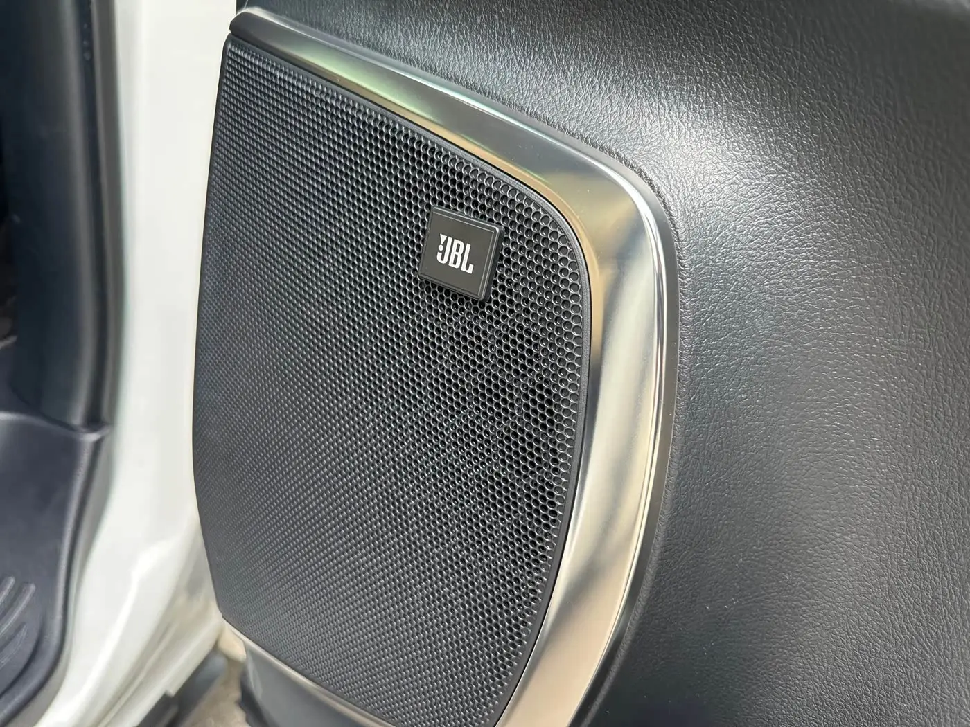 Toyota Alphard 2023 — Фото 10/20