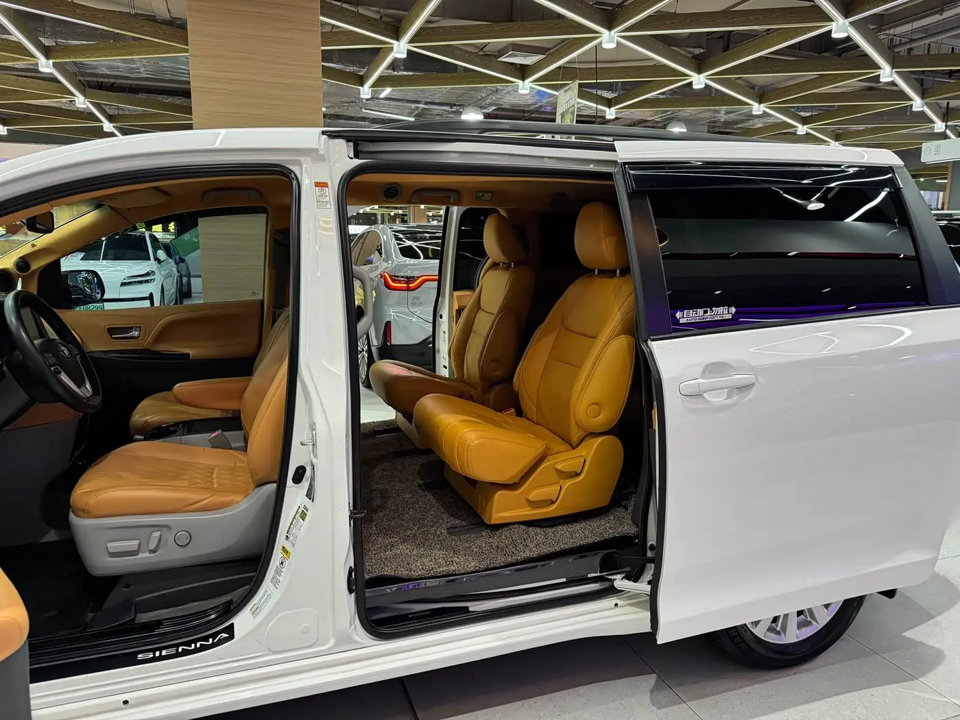 Toyota Sienna 2016 — Photo 10/18