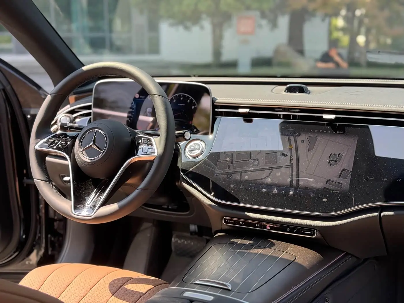 Mercedes-Benz E-Class 2025 — Фото 14/18