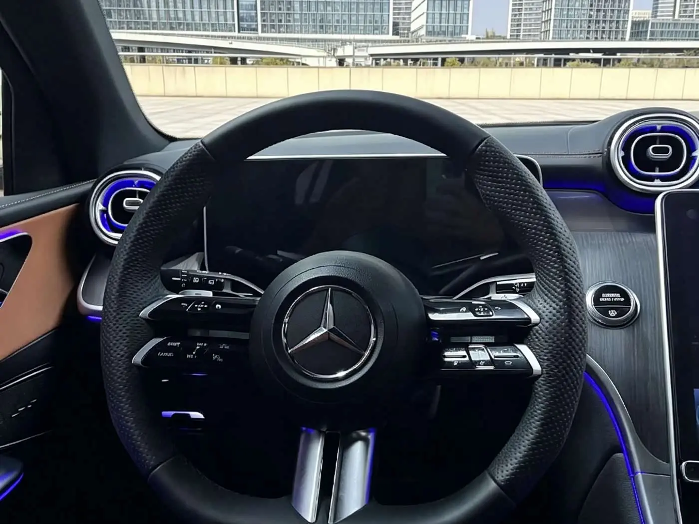 Mercedes-Benz GLC 2023 — Photo 5/10